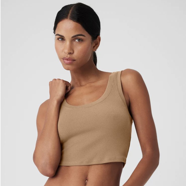 Лаконичные топы, которые можно носить куда угодно: 13 универсальных моделей