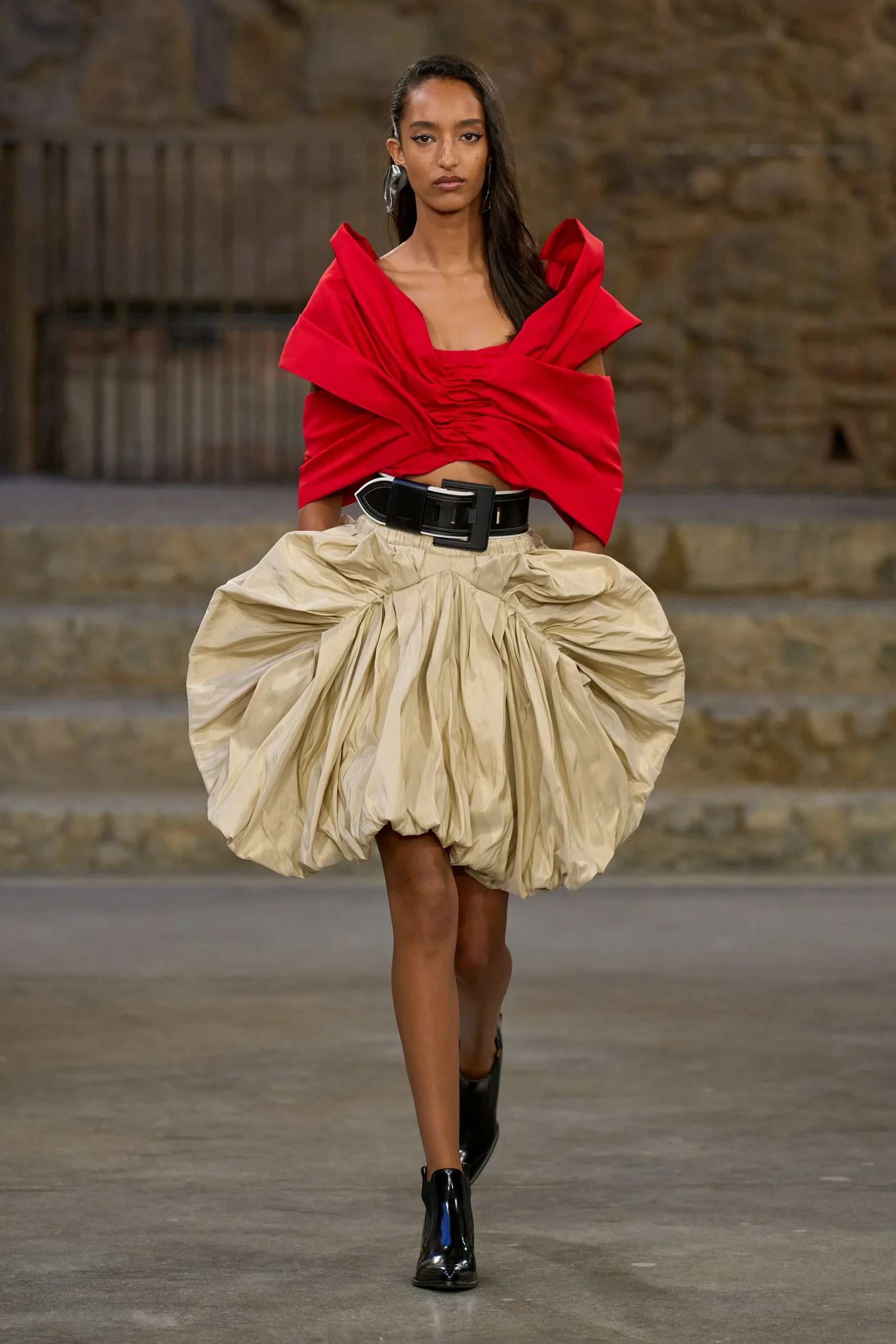 Искусство путешествовать: новая коллекция Louis Vuitton Cruise 2025