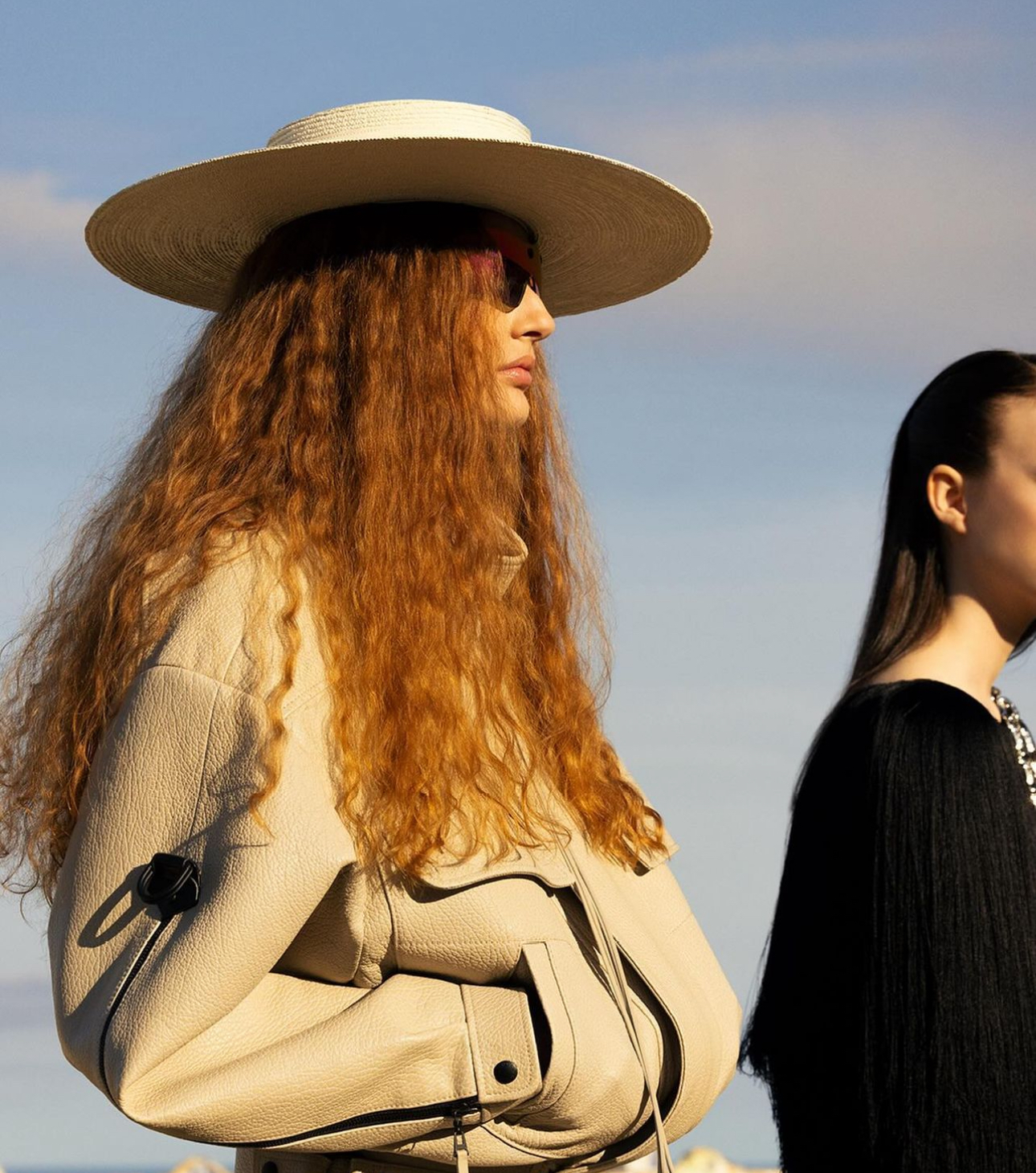 Шляпы-канотье, вдохновение Гауди и бахрома: круизная коллекция Louis Vuitton