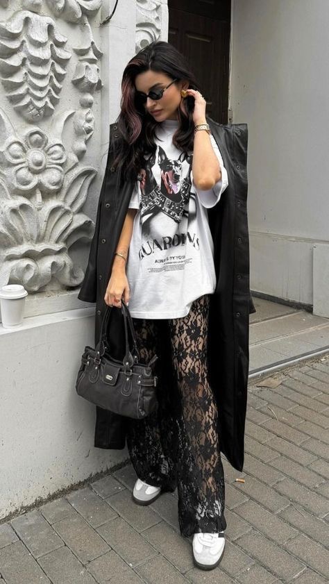 Кружевные брюки – самый нежный тренд сезона. Вот как их носят модные инфлюенсеры