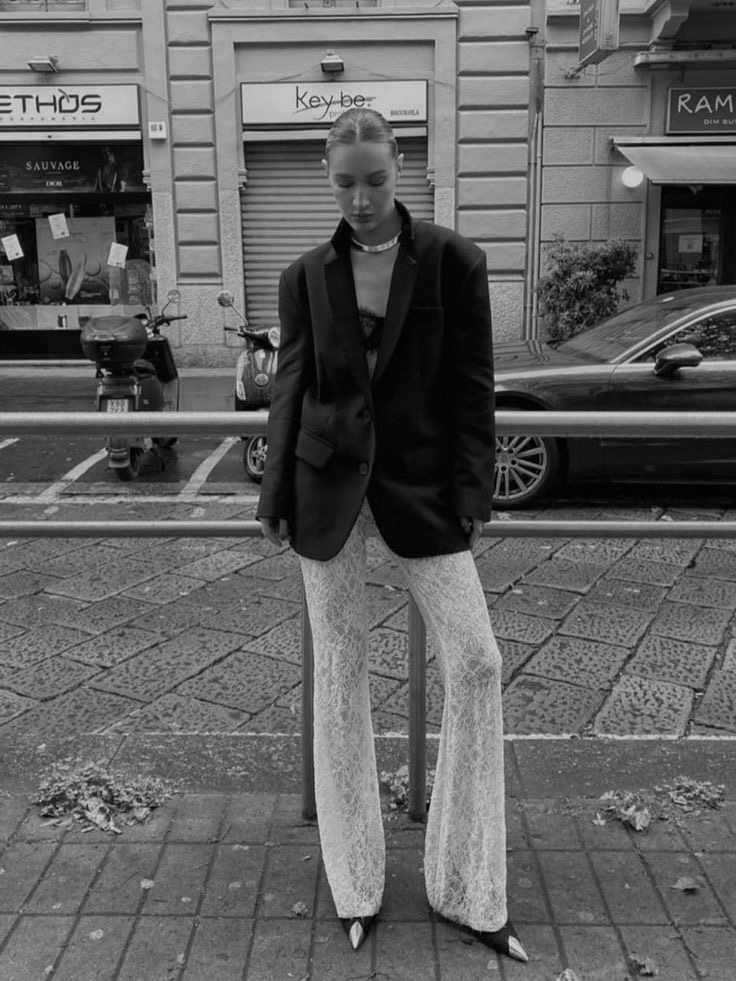 Кружевные брюки – самый нежный тренд сезона. Вот как их носят модные инфлюенсеры