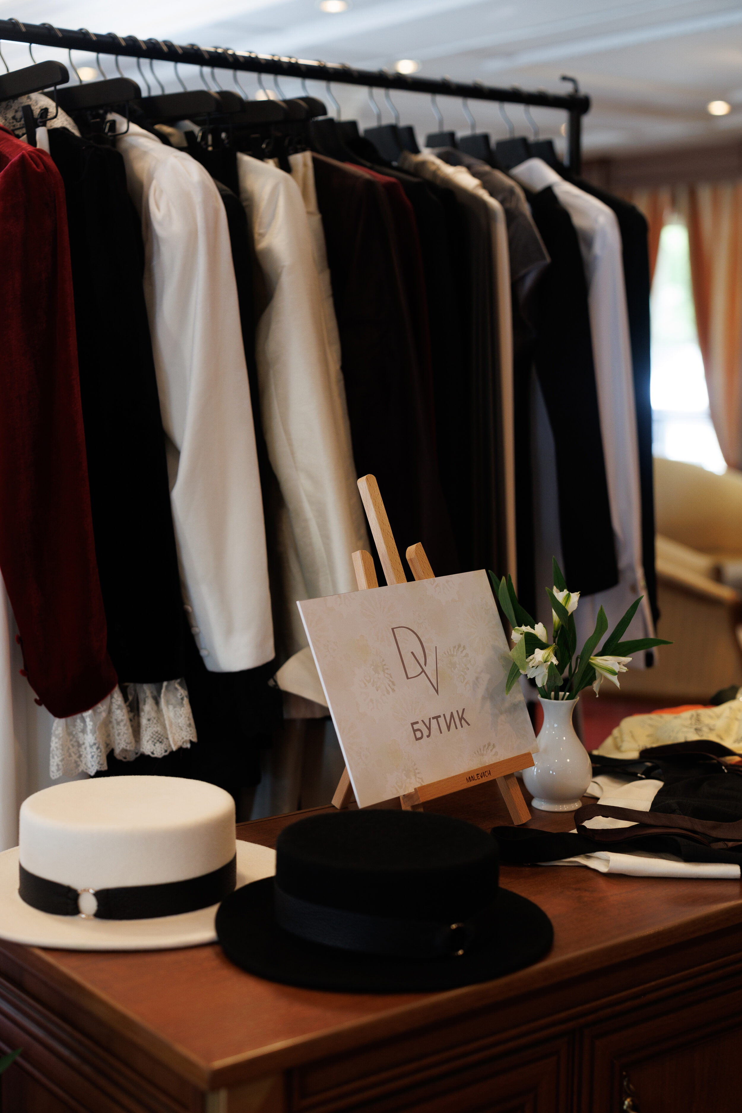 Ювелирный дом EIRINE и бренд одежды DV собрали друзей на роскошном речном круизе под девизом ART DE VIVRE.