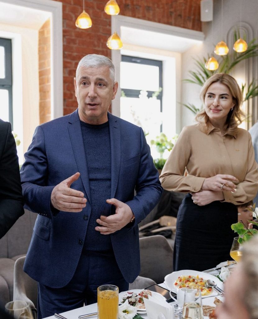 Бывший муж Ксении Бородиной восхитил публику свадебными фото с новой женой