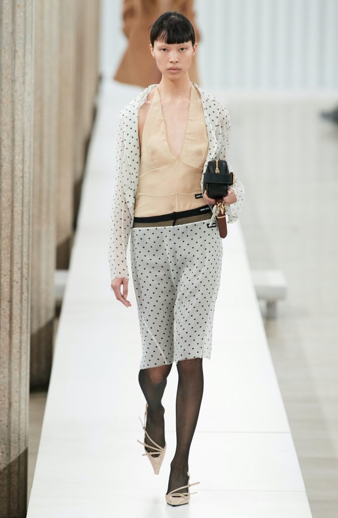 Прозрачная одежда не сдает позиций. Смотрим, как ее носят модели на новом показе Saint Laurent