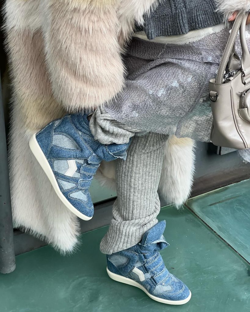 7 самых нелепых трендов в истории моды: «хромая» юбка и бюстгальтер-пуля