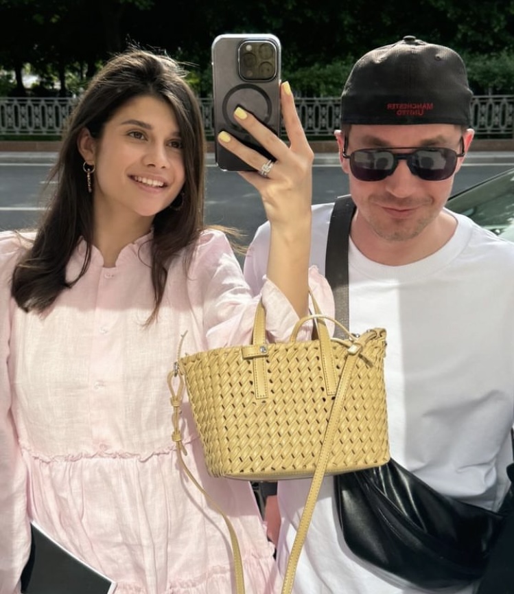 Жена Александра Петрова поделилась новым фото с актером