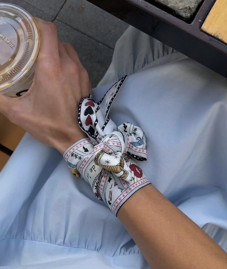 Этой весной все модные инфлюенсеры будут носить платки. Как? Рассказываем