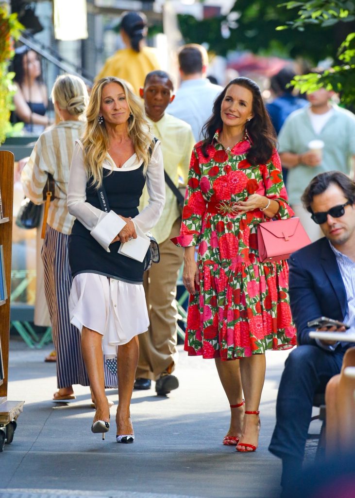 Носить два платья сразу – новый прием от Кэрри Брэдшоу. И мы точно возьмем его на заметку