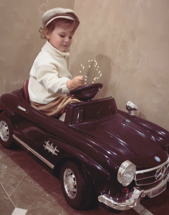 Уже сел за руль: двухлетнему сыну Елизаветы Арзамасовой подарили первый автомобиль