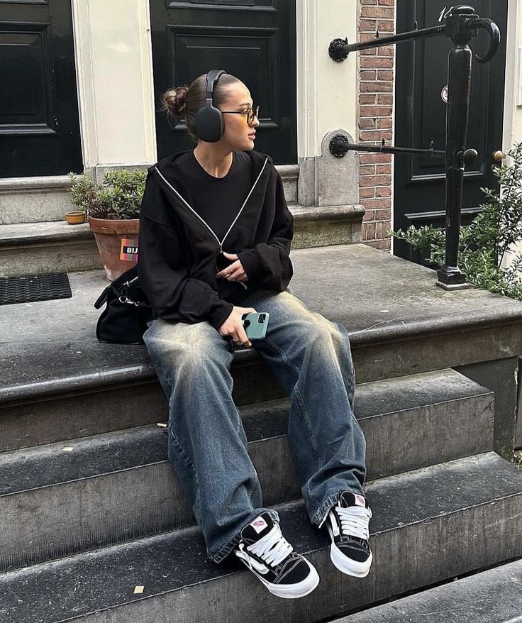 Какие джинсы носить в 2024 году? Собрали главные тренды