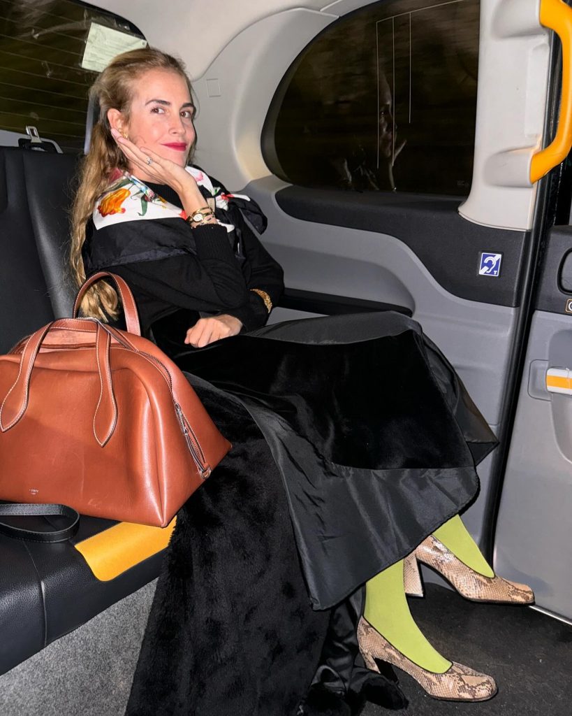 Этой весной все модные инфлюенсеры будут носить платки. Как? Рассказываем