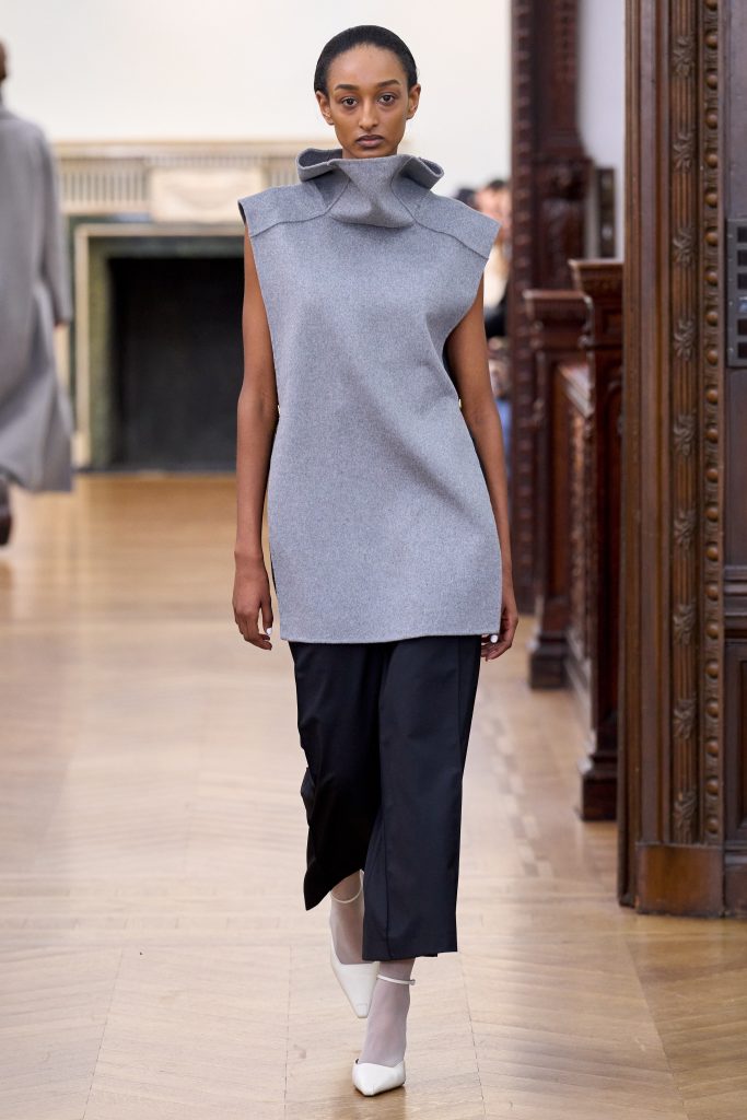 Главные тренды Недель моды осень-зима 2024: кейпы, тонкие ремни и укороченные пальто