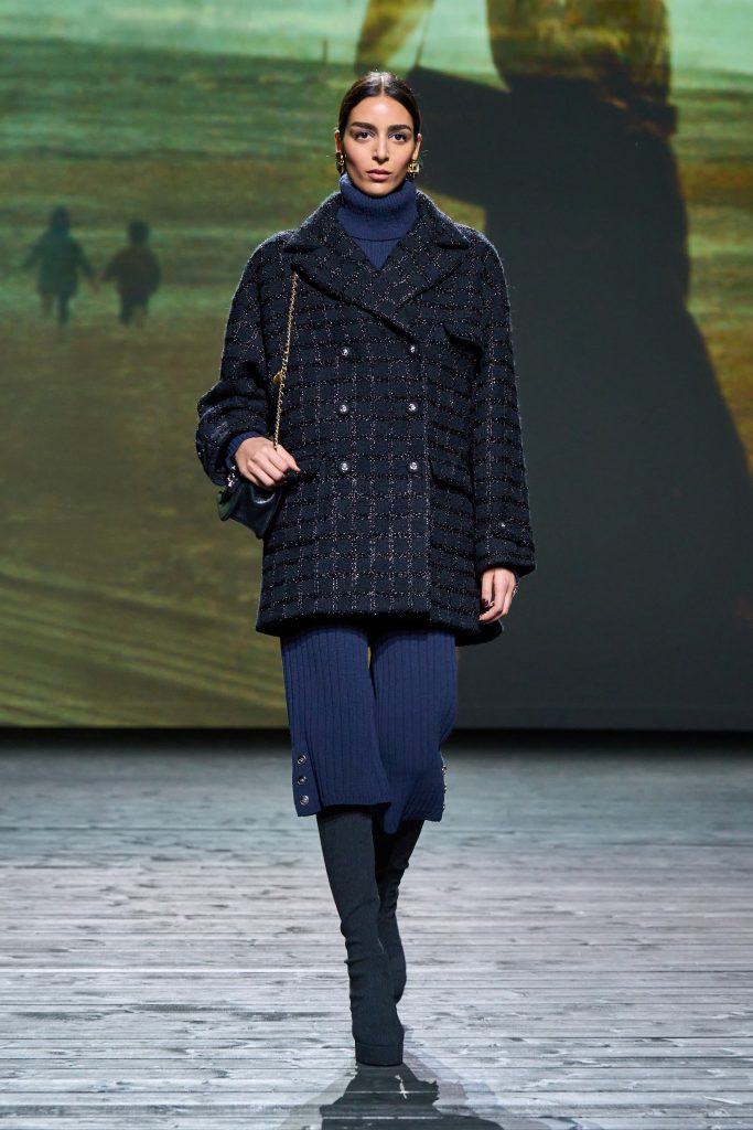 Главные тренды Недель моды осень-зима 2024: кейпы, тонкие ремни и укороченные пальто