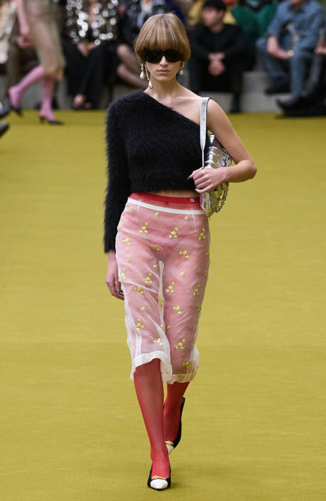 Прозрачная одежда не сдает позиций. Смотрим, как ее носят модели на новом показе Saint Laurent