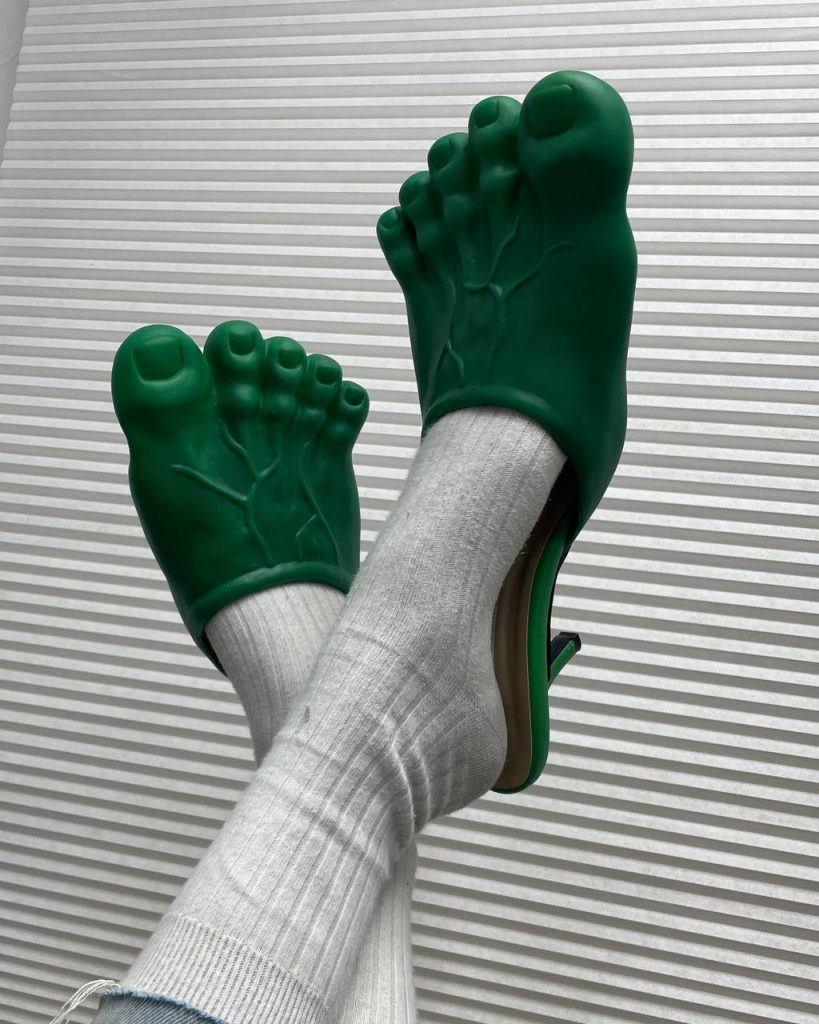 7 самых нелепых трендов в истории моды: «хромая» юбка и бюстгальтер-пуля