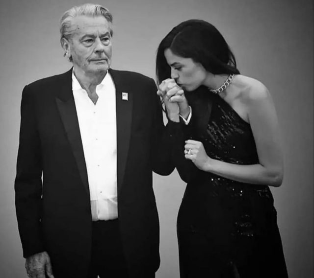 «Жизнь надо любить»: дочь трогательно обратилась к 88-летнему Алену Делону и показала совместное фото