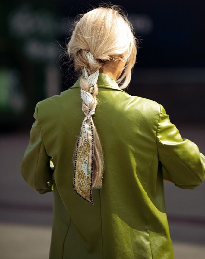 Этой весной все модные инфлюенсеры будут носить платки. Как? Рассказываем