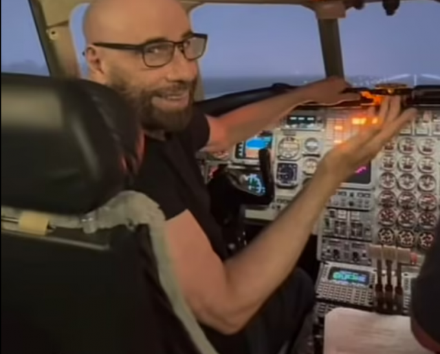 Все еще хорош: Джон Траволта показал, как управляет самолетом в 70 лет