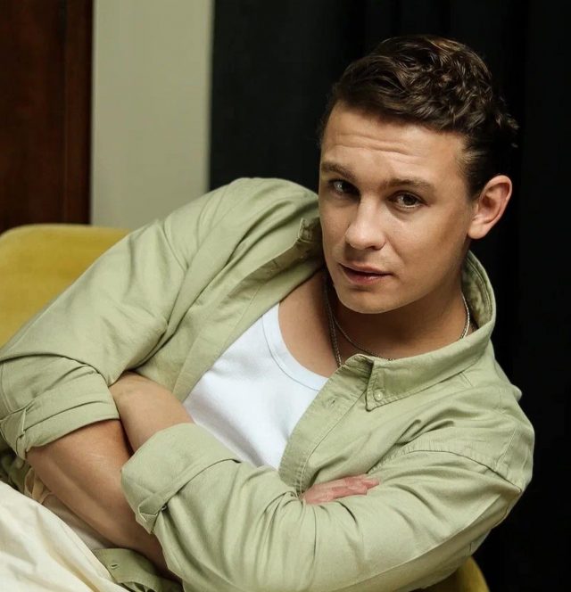 На обложке VOGUE: Никита Кологривый повторил популярный тренд