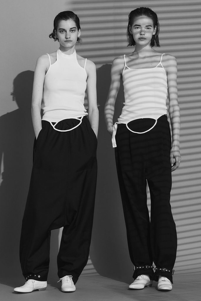 7 самых нелепых трендов в истории моды: «хромая» юбка и бюстгальтер-пуля