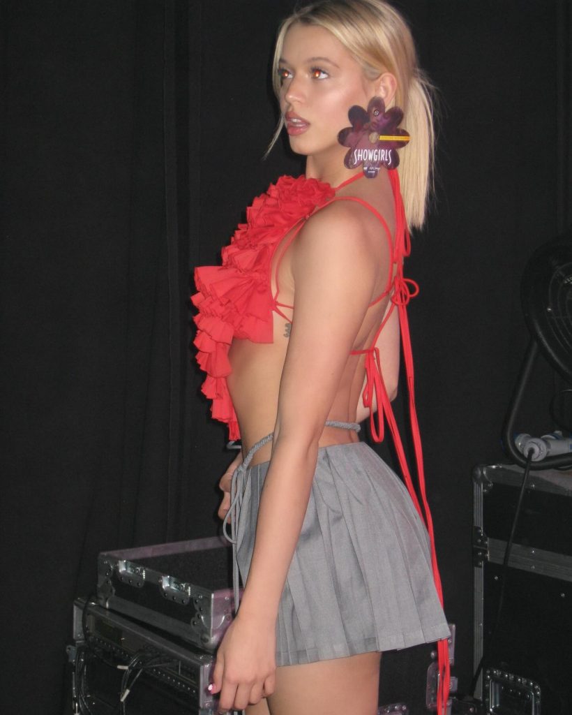 Юля Гаврилина поддержала тренд на топы с открытой спиной, которые мы будем носить этим летом