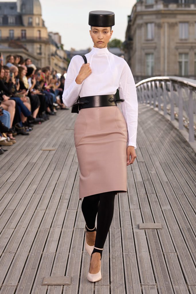 Главные fashion-тренды весны 2024 года: брюки с высокой посадкой, поло и очень короткие шорты