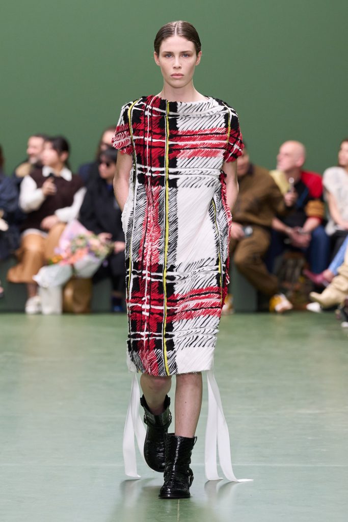 Главные тренды Недель моды осень-зима 2024: кейпы, тонкие ремни и укороченные пальто