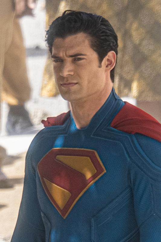 Супермен возвращается! Дэвид Коренсвет появился на съемочной площадке в «супергеройском» костюме