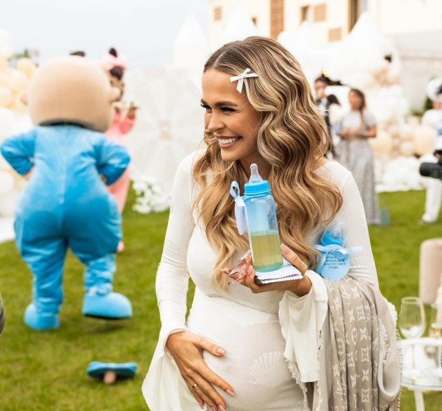 «Превращаюсь в бегемотика»: Анна Хилькевич показала, как выглядит во время беременности