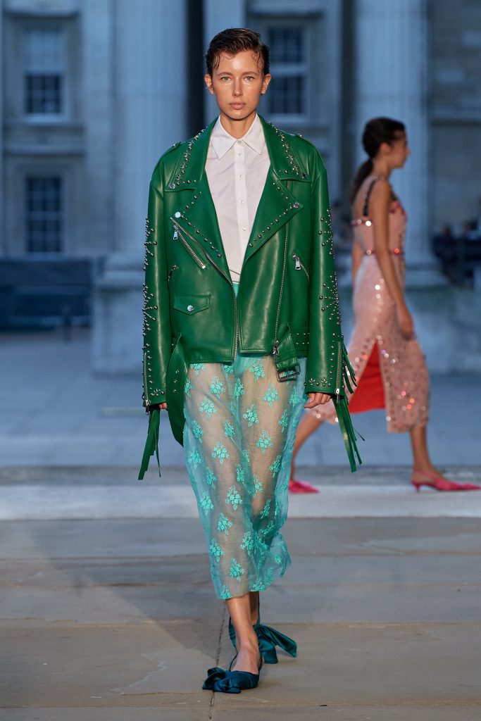 Главные fashion-тренды весны 2024 года: брюки с высокой посадкой, поло и очень короткие шорты