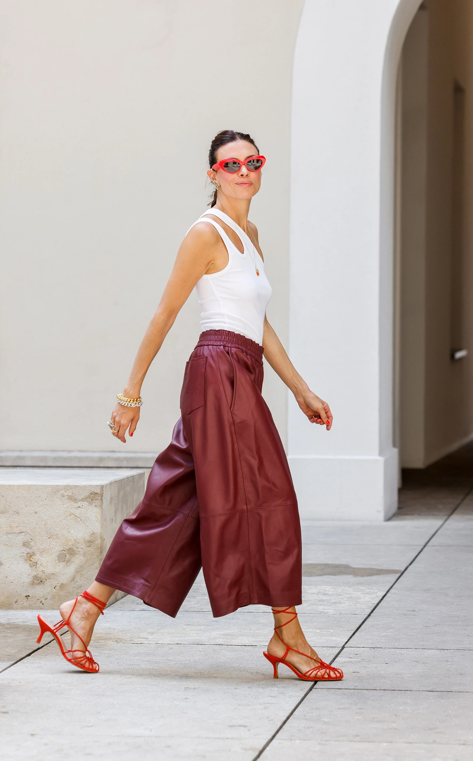 5 способов стильно носить красные брюки Этим летом
