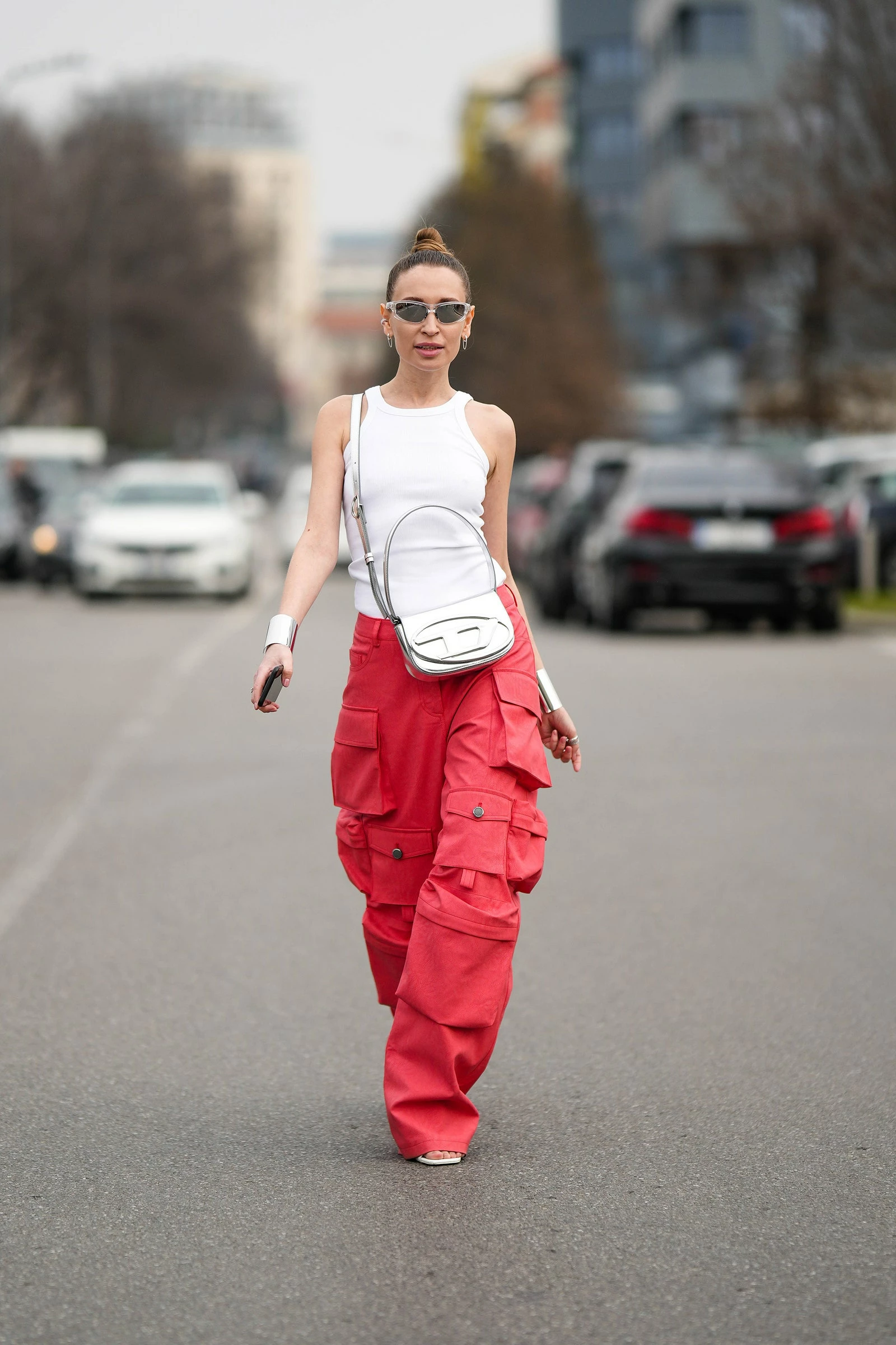 5 способов стильно носить красные брюки Этим летом