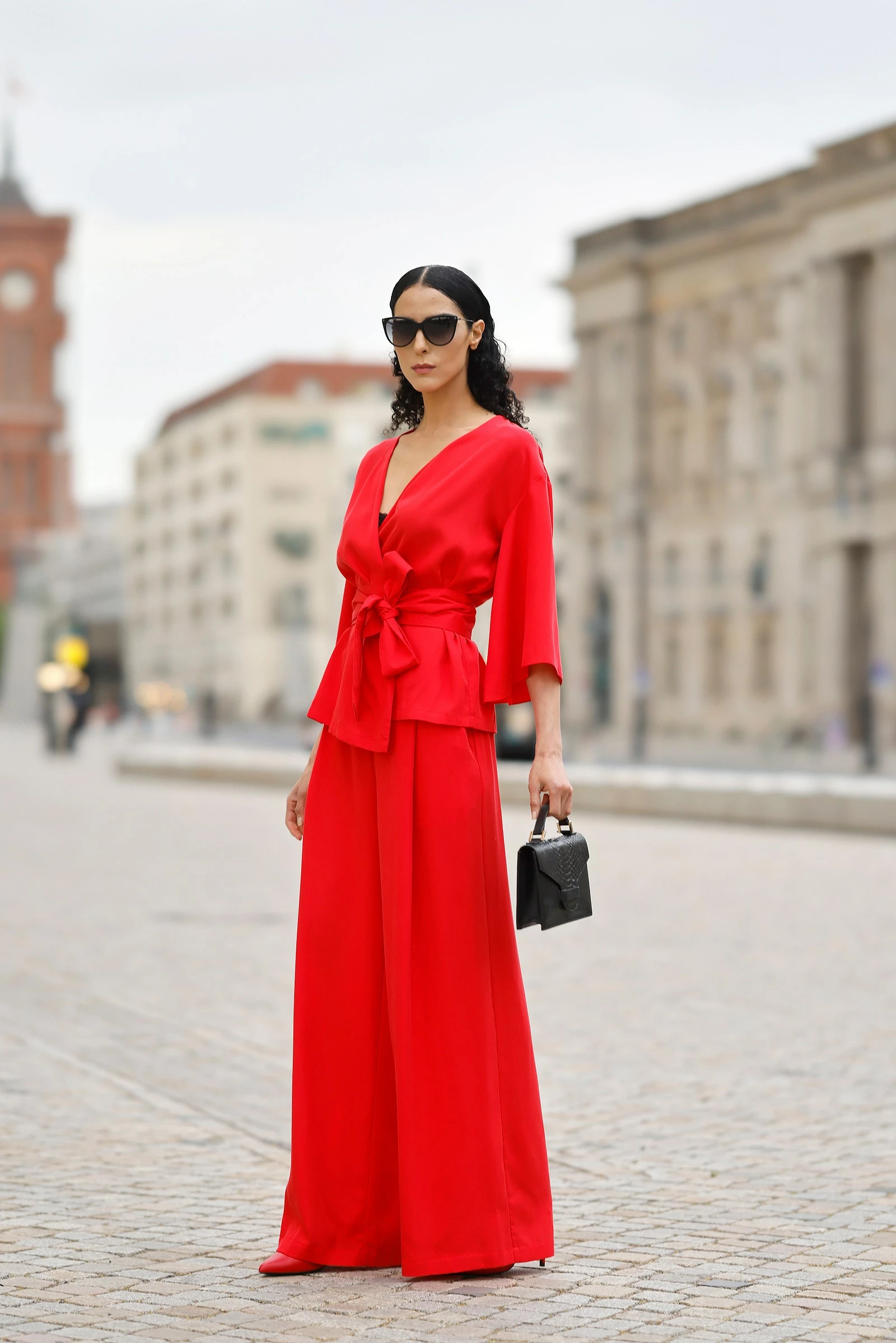 5 способов стильно носить красные брюки Этим летом