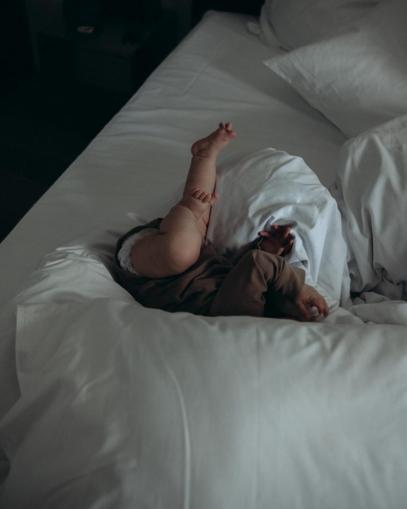 Дарья Мельникова поделилась кадрами с мужем и новорожденным ребенком