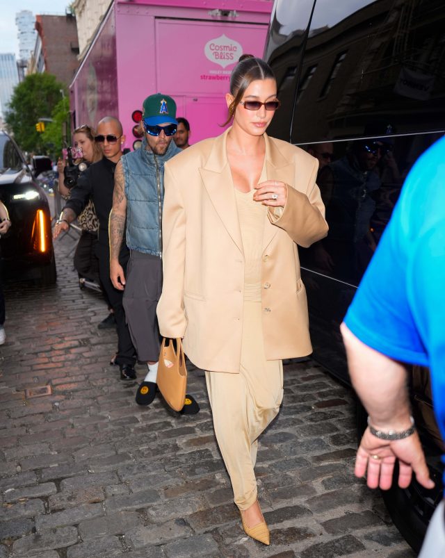 Беременная Хейли Бибер показывает стильный монохромный образ, который захочется повторить каждой