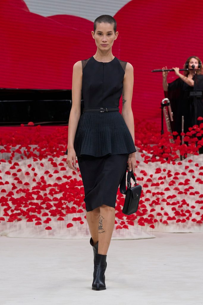 Главные fashion-тренды весны 2024 года: брюки с высокой посадкой, поло и очень короткие шорты