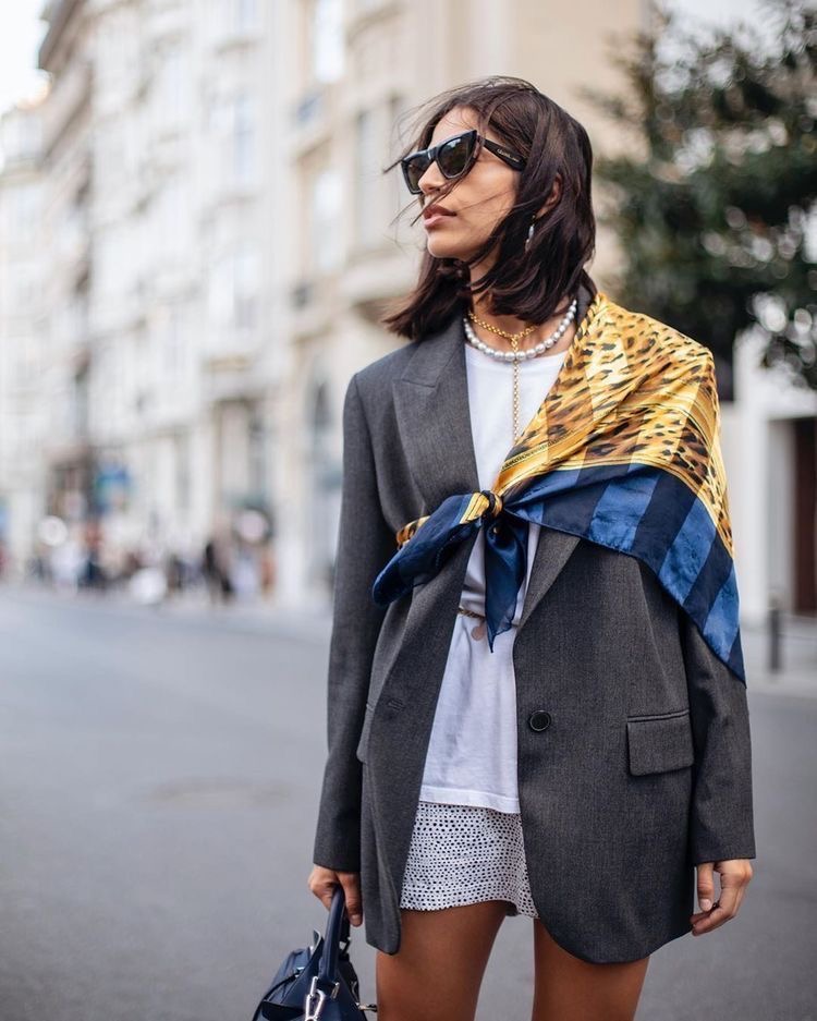 Этой весной все модные инфлюенсеры будут носить платки. Как? Рассказываем