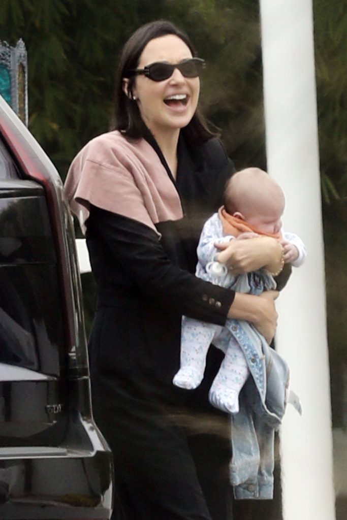 Звезду фильма «Чудо-женщина» Галь Гадот впервые заметили с новорожденной дочерью