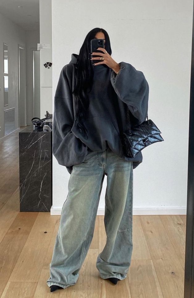 Какие джинсы носить в 2024 году? Собрали главные тренды