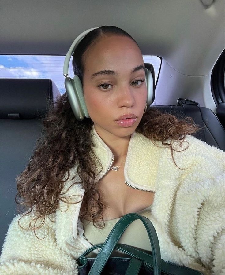 Проводные наушники возвращаются в моду. Теперь – в качестве стильного аксессуара