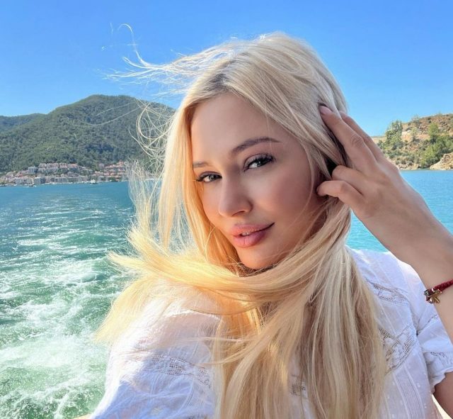 «Вдохновляет»: Наталья Рудова опубликовала фото в «мокром» платье и восхитила поклонников