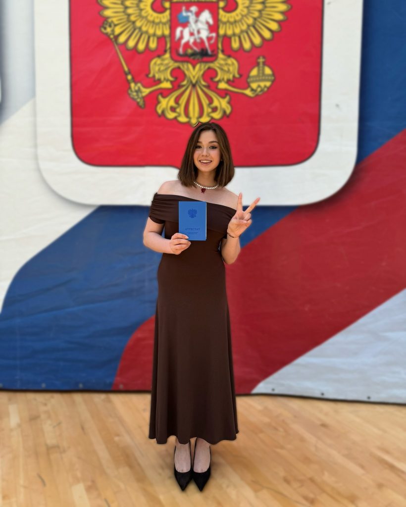 Камила Валиева показала образ на выпускной в школе