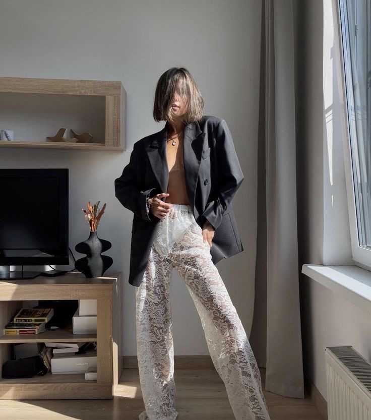 Кружевные брюки – самый нежный тренд сезона. Вот как их носят модные инфлюенсеры
