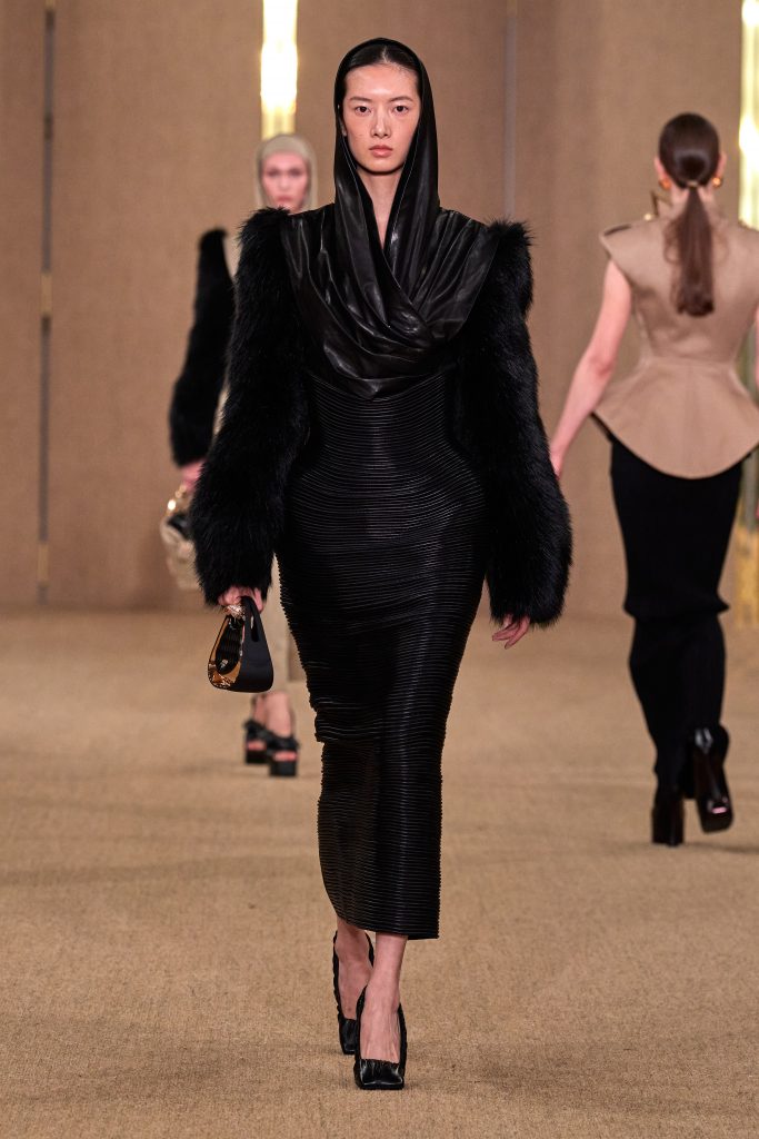 Главные тренды Недель моды осень-зима 2024: кейпы, тонкие ремни и укороченные пальто