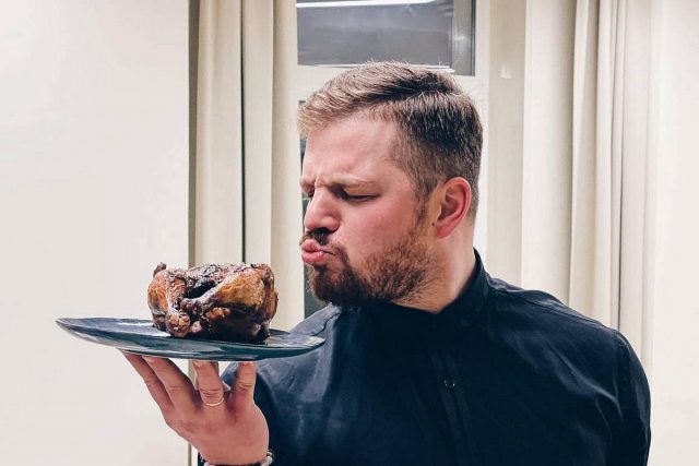 На фоне вспышки ботулизма: гендиректора «Кухни на районе» отправили под домашний арест