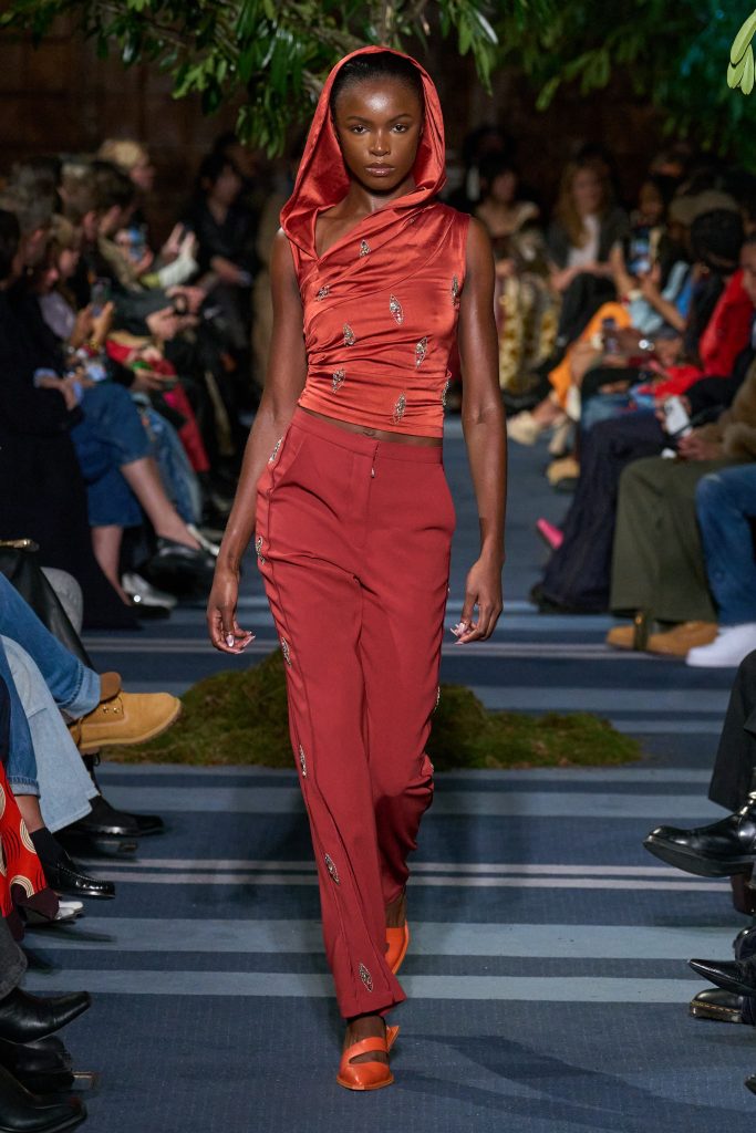 Главные тренды Недель моды осень-зима 2024: кейпы, тонкие ремни и укороченные пальто