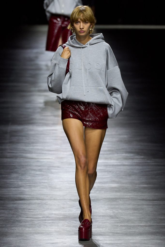 Главные fashion-тренды весны 2024 года: брюки с высокой посадкой, поло и очень короткие шорты