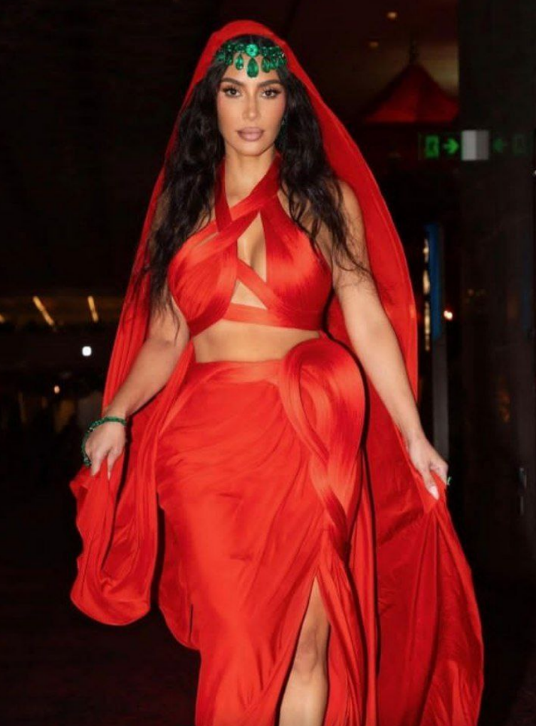 Ким Кардашьян появилась на индийской свадьбе века в образе принцессы Жасмин