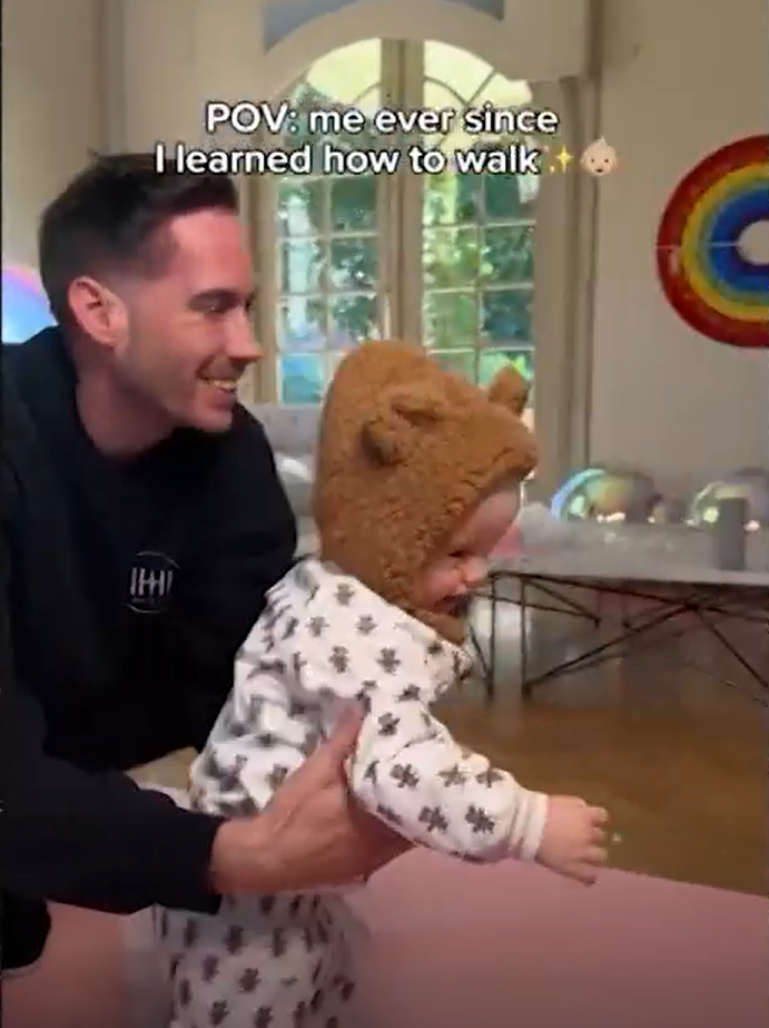 Пэрис Хилтон показала первые шаги сына Феникса