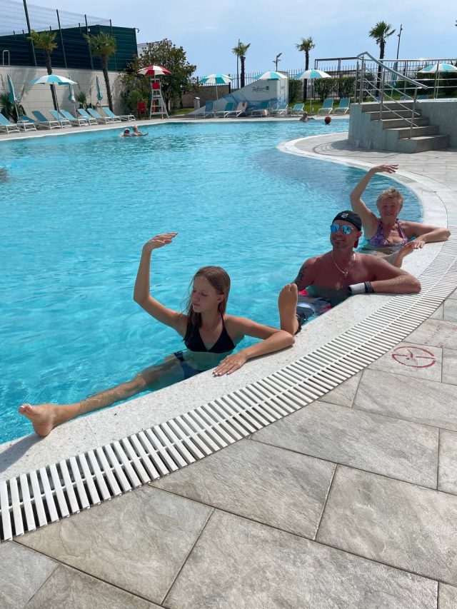 Роман Костомаров показал, как проводит время с матерью и дочерью в бассейне: «Растяжку никто не отменял»